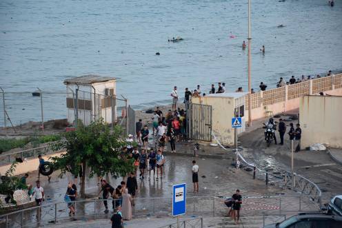 <i>Varias personas llegan a España desde Marruecos, a 30 de julio de 2026, en Ceuta. / Europa Press.</i>