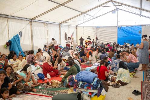 <i>Varios menores migrantes se refugian bajo una carpa. / Europa Press. </i>