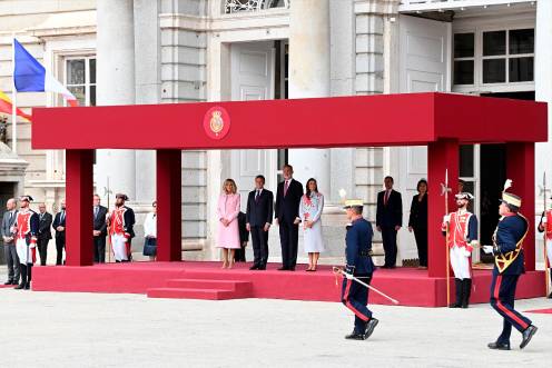 <i>Brigitte Macron, Emmanuel Macron, el Rey Felipe VI y la Reina Letizia durante la recepción con honores en el Palacio Real, a 29 de septiembre de 2026, en Madrid. / Europa Press. </i>