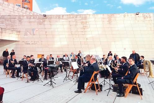 <i>La Banda Municipal de Música de Jaén ofrece el concierto inaugural en la lonja del Infanta Leonor. / Agustín Muñoz. / Diario JAÉN.</i>