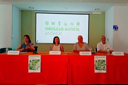 <i>María del Carmen Martos, Isabel Uceda, Ángela Hidalgo y Javier Rueda en la inauguración del I Encuentro Andaluz de Autismo en Edad Adulta. / Junta de Andalucía. </i>