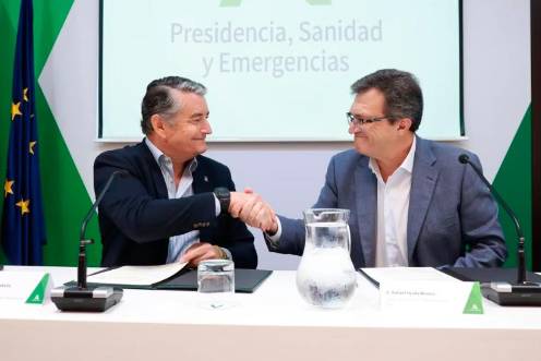 <i>El vicepresidente primero de la Junta y consejero de Presidencia, Sanidad y Emergencias, Antonio Sanz, firma un acuerdo con el presidente del Sindicato Médico Andaluz (SMA), Rafael Ojeda. / Europa Press. </i>