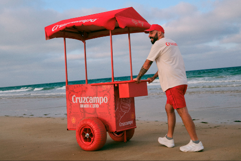 Cruzcampo rinde homenaje a quienes llenan de acento las playas: los lateros