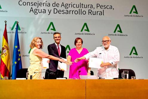 <i>La Junta, Seiasa y los regantes firman los convenios para realizar las obras del Plan Regadía. / Junta de Andalucía. </i>