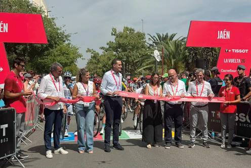 <i>Javier Guillén, Beatriz López, Juan Latorre, África Colomo, Manuel Fernández y José Vicioso cortan la cinta antes de la salida. / La Vuelta. </i>