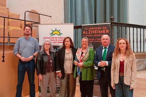 <i>Foto de familia de los participantes y organizadores en la apertura de la jornada “Aprender a prevenir, saber cuidarte” en el Centro Cultural Hospital de Santiago. / Junta de Andalucía. </i>