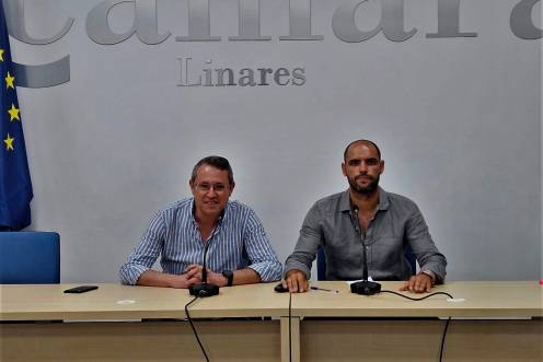 <i>Javier Vallejo y Cristian Sanz posan en la rueda de prensa celebrada en la Cámara de Comercio. / A. C.</i>