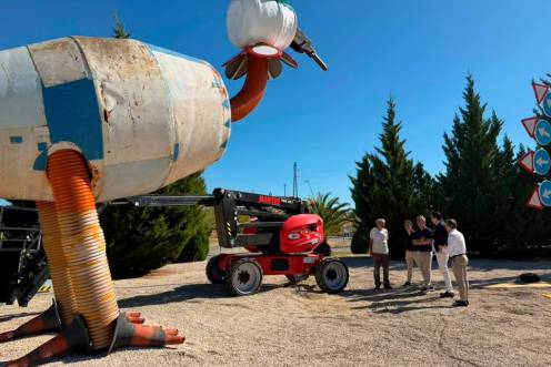 <i>Visita técnica del equipo de Gobierno y personal del Ayuntamiento a la rotonda de los Pavos. / Ayuntamiento de Jaén.</i>
