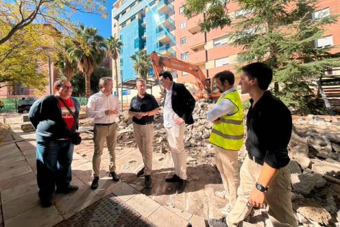 <i>El alcalde de Jaén, Julio Millán, acompañado por el concejal de Mantenimiento Urbano, Javier Padorno durante la reparación de la plaza de Sufragistas. / Ayuntamiento de Jaén.</i>