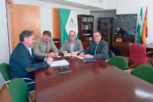 <i>Carlos Guirao (2i), junto a otros responsables de TurJaén, en una reunión con el delegado José Ayala. / Turjaén / Europa Press</i>