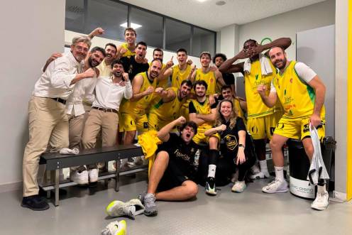<i>Los jugadores del Jaén Paraíso Interior celebran la primera victoria en Segunda FEB. / Jaén Paraíso Interior. </i>