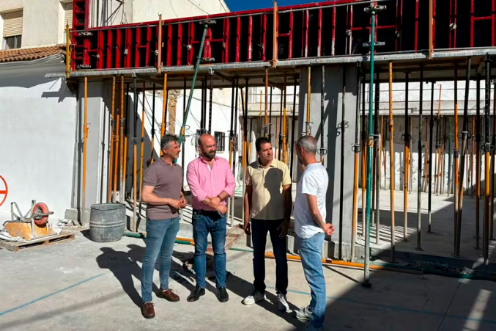<i>El diputado de Infraestructuras Municipales, José Luis Agea, en su visita a las obras del Centro de Participación Activa de Pozo Alcón, junto con el alcalde poceño, Iván Cruz, y técnicos. / Diario JAÉN</i>