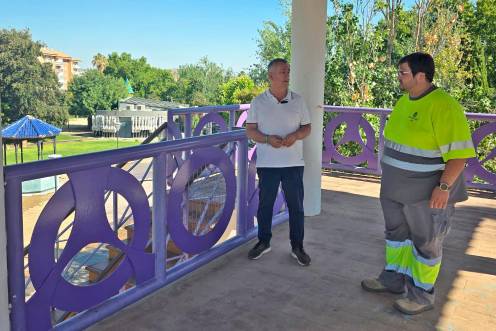 <i>El concejal Javier Padorno junto a un miembro del equipo de Mantenimiento en el parque del Bulevar. / Diputación de Jaén.</i>