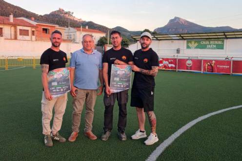 <i>El alcalde de Orcera, Juan Francisco Fernández, junto a los promotes de SierraSeguraSonora.</i>