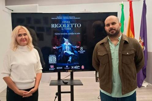 <i>María Espejo y Alfonso Lozano presentan la ópera Rigoletto. / Ayuntamiento de Jaén.</i>