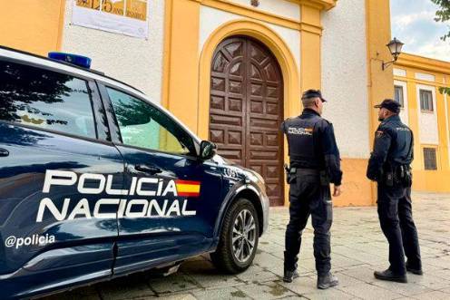 <i>Agentes de Policía Nacional frente a la Iglesia de San Roque de Almería. Archivo. / Policía Nacional.</i>
