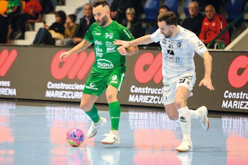 <i>Míchel presiona a Dani Saldise en la primera vuelta.</i>