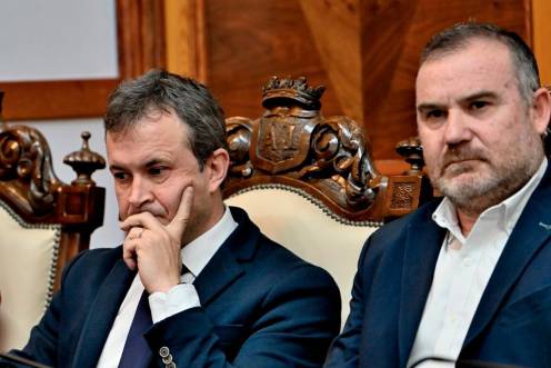 <i>Julio Millán y Carlos Alberca, el día que se formalizó la moción de censura.</i>