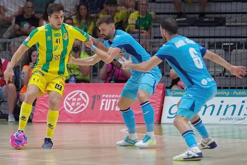 <i>Mati Rosa trata de hacer jugada ante José Raya y Raúl Gómez en el partido de la pasada temporada. / Jaén FS.</i>