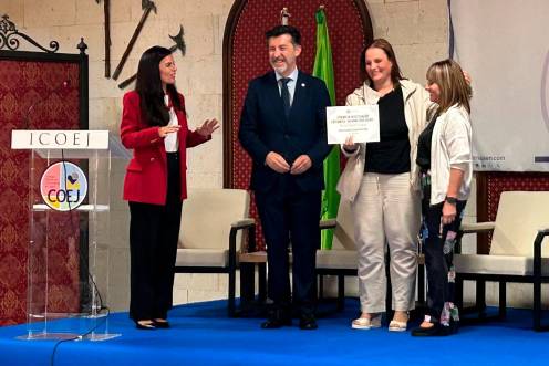 <i>Distinción a una enfermera. / Junta de Andalucía.</i>