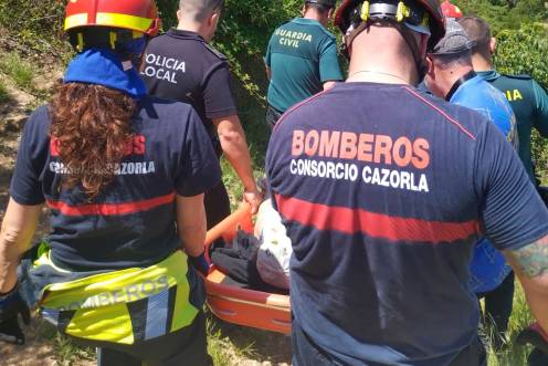 <i>Rescate de una senderista accidentada en Cazorla. / Guardia Civil.</i>