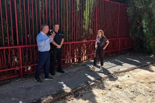<i>Javier Padonor y María del Carmen Angulo visitan el parque de Bomberos tras acabar las obras. / Ayuntamiento de Jaén.</i>