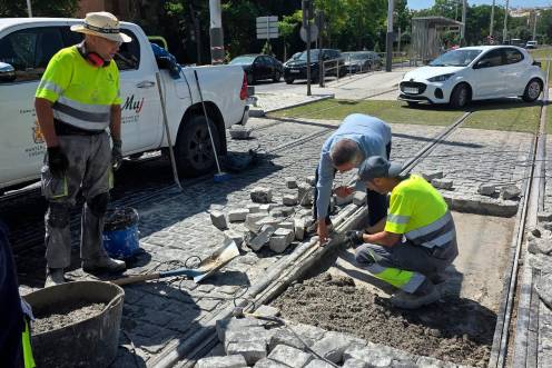 <i>Javier Padorno visita las obras de reparación en la plataforma tranviaria. / Ayuntamiento de Jaén.</i>