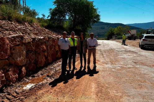 <i>Visita a los trabajos para arreglar el deslizamiento del terreno en la JV-7056. / Diputación de Jaén. </i>