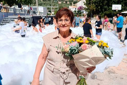 <i>La pregonera Nieves Valenzuela con sus familiares y allegados. / Adrián Claudio Bonache / Diario JAÉN.</i>