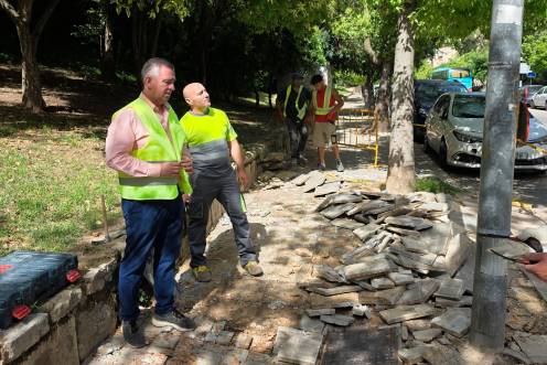 <i>Padorno visita las obras que se están realizando en la calle Senda de los Huertos. / Ayuntamiento de Jaén. </i>
