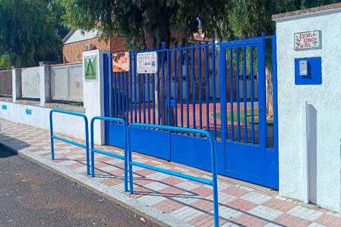 <i>Imagen de la entrada al CEIP Manuel Andújar de La Carolina.</i>