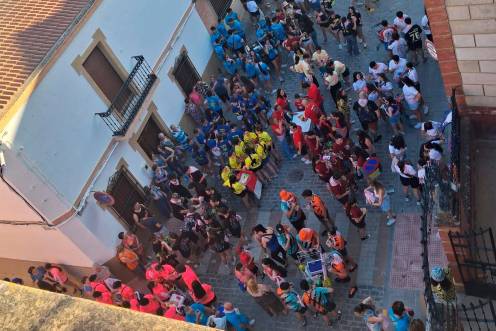 <i>Imagen del tradicional recorrido de las peñas, durante las fiestas de este año. / Ayuntamiento de Lahiguera. </i>