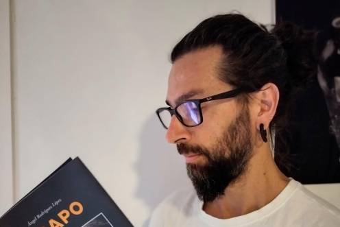 <i>El escritor Ángel Rodríguez López con su quinto poemario recién publicado, Trapo. </i>