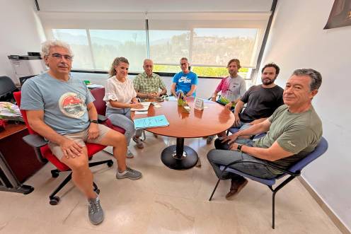 <i>Beatriz López en la reunión con los clubes Piscina cubierta La Salobreja. / Ayuntamiento de Jaén. </i>