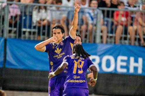 <i>Marco Siverio celebra su gol junto a sus compañeros de equipo. / María Vidal / Real Jaén</i>