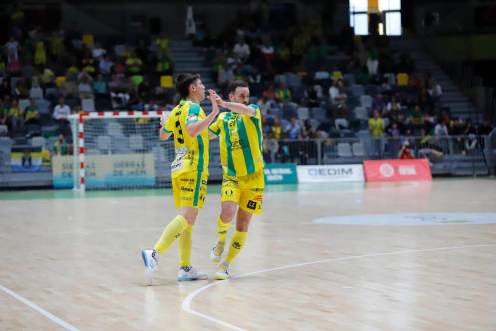 <i>Power y Míchel se felicitan durante el partido / Jaén Paraíso Interior FS</i>