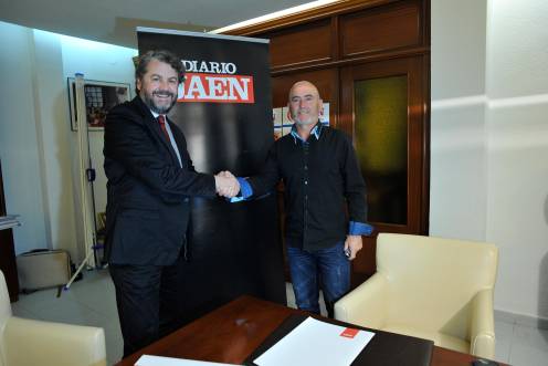<i>El director de Diario JAÉN, Juan Espejo, y el expresidente del Club Tenis Martos, Juan Ortega, en la firma del convenio en 2014. / Archivo histórico Diario JAÉN. </i>