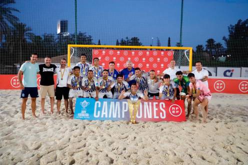<i>Los jugadores del FP Huelva celebran su título de la Supercopa de España en la pista del Hotel HO Ciudad de Jaén. / RFEF. </i>