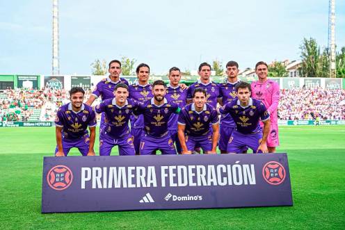 <i>Formación del Real Jaén, con la segunda equipación que homenajea a Nuestro Padre Jesús “El Abuelo”, en El Maulí de Antequera, que estaba repleto. / Real Jaén CF. </i>