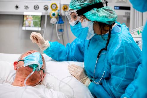 <i>Paciente atendido en el hospital por personal sanitario. / Europa Press. </i>