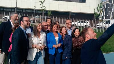 Los integrantes de la candidatura del PP por Jaén para las elecciones del 17-M se hacen una fotografía en el Parque del Bulevar. / F. Gaitán / Diario JAÉN.