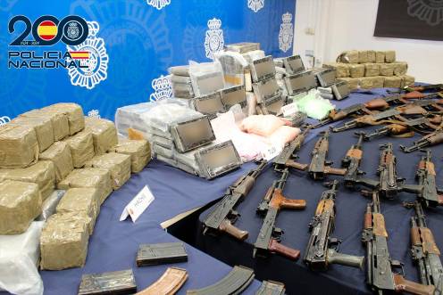 <i>Arsenal de armas incautado por la Policía Nacional en una operación en Málaga. / Policía Nacional. </i>