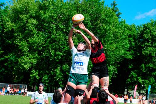 <i>La jugadora jiennense Laura Cruz gana un touch. Jaén Rugby. / Pedro Cruz.</i>