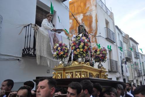 <i>Una mujer arroja, desde su balcón, trigo al trono de San Francisco de Paula en la procesión del pasado martes. / F. Gaitán / Diario JAÉN.</i>