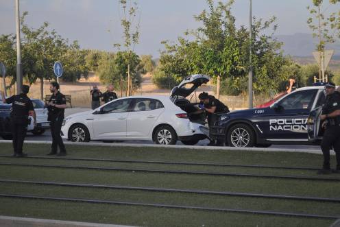 <i>Agentes de la Policía Nacional analizan el interior del vehículo interceptado en la persecusión. / F. Gaitán / Diario JAÉN</i>