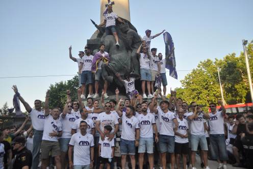 <i>Jugadores y miembros del cuerpo técnico del Real Jaén celebran el ascenso en la Plaza de las Batallas. / Francisco Gaitán / Diario JAÉN. </i>