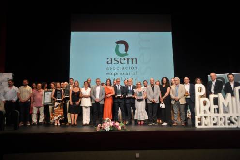 <i>Premiados, representantes de ASEM y autoridades civiles, sobre el escenario del Teatro Maestro Álvarez Alonso al término de la gala de los Premios Empresariales ASEM. / F. Gaitán / Diario JAÉN.</i>
