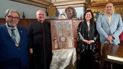 Francisco Sierra, Francisco Juan Martínez, Raquel Hernández y Luis Vera, junto al cartel de la próxima procesión del Corpus Christi de Jaén. / F. Gaitán / Diario JAÉN. 