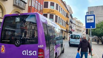 Autobús urbano circulando por la capital jiennense. / Ayuntamiento de Jaén. 