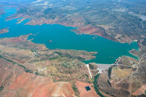 <i>Vista aérea del embalse del Giribaile. / CHG. </i>